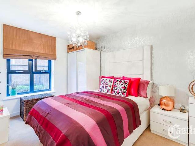 Flat for sale in Palmers Green, Greater London