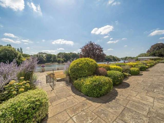 Flat for sale in Strawberry Hill, Greater London