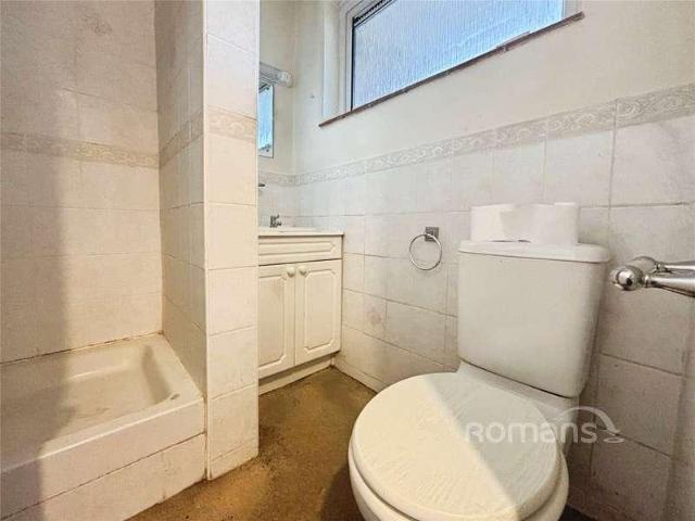 Flat for sale in Heol-las, Surrey