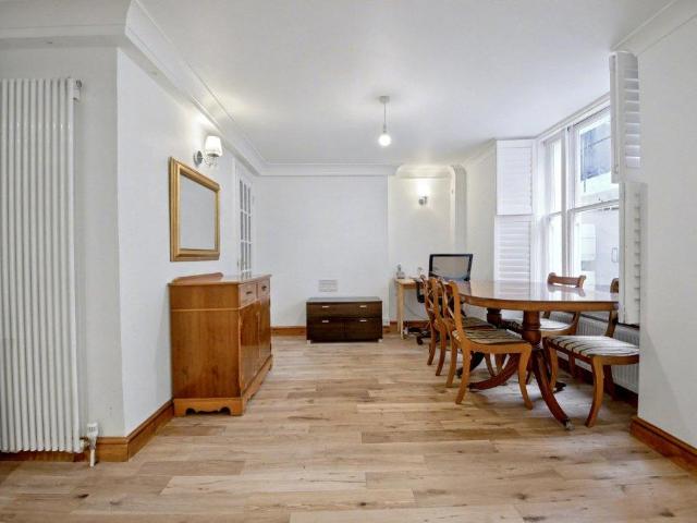 Flat for sale in The Arches, Greater London