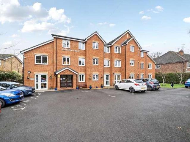 Flat for sale in Heol-las, Surrey