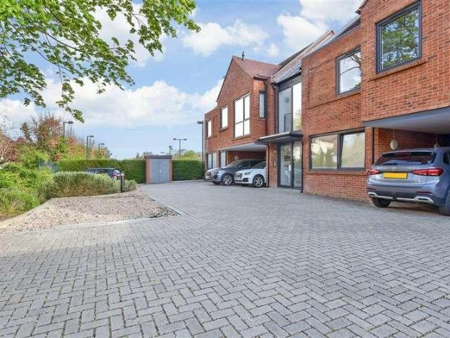 Flat for sale in London Borough of Croydon, Kenley