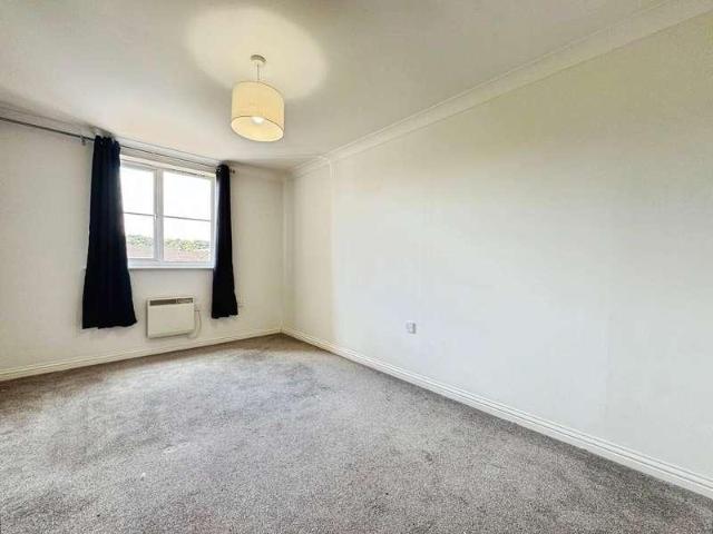 Flat for sale in Totteridge, Buckinghamshire