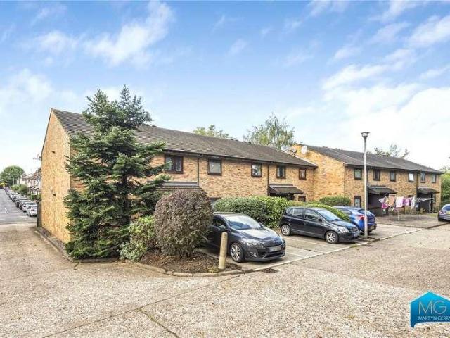 Flat for sale in High Barnet, Greater London