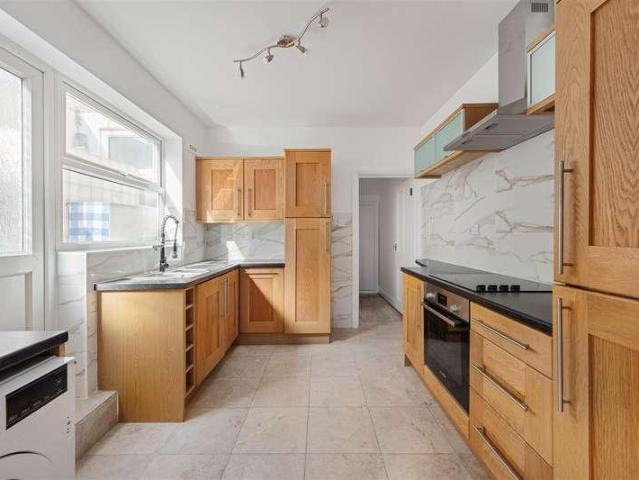 Flat for sale in London Borough of Lambeth, Greater London