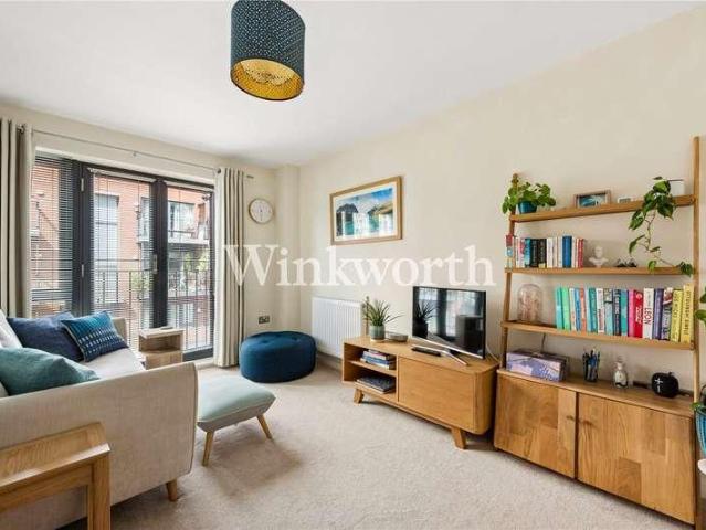 Flat for sale in Hornsey, Greater London