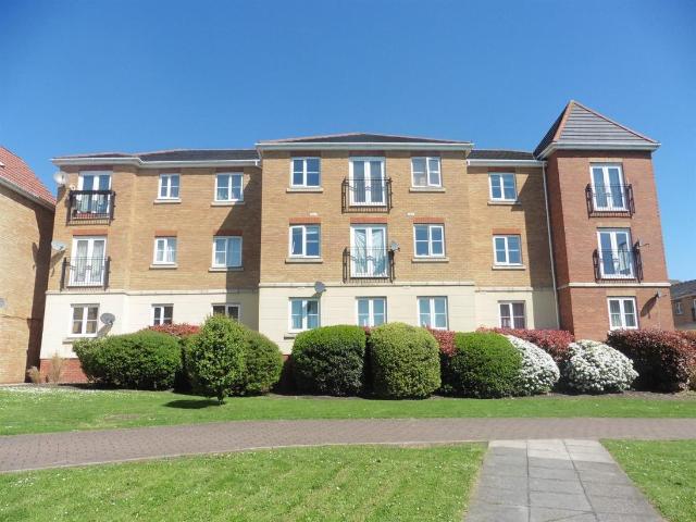 Flat for sale in Purfleet, Essex