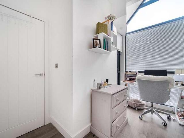 Flat for sale in Catteshall, Fole