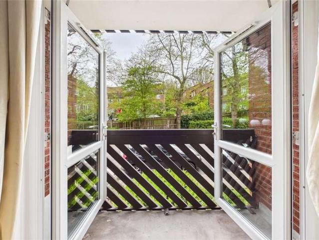 Flat for sale in Tulse Hill, Greater London