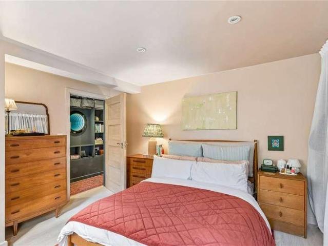 Flat for sale in Stamford Hill, Greater London