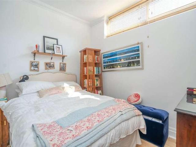 Flat for sale in Stroud Green, Greater London