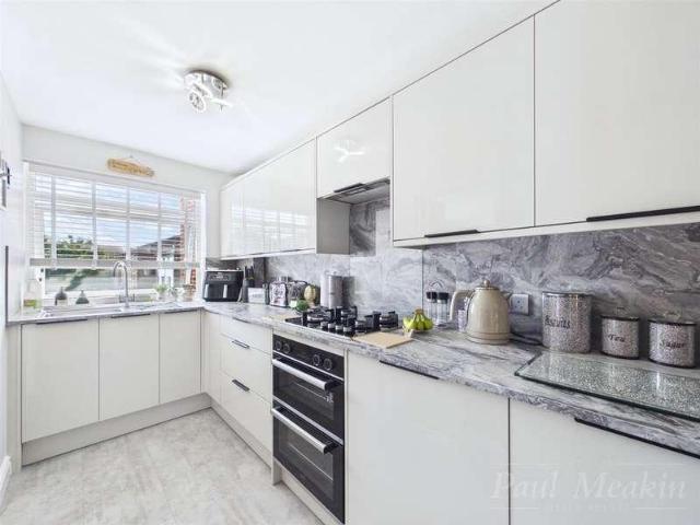 Flat for sale in London Borough of Croydon, Forestdale