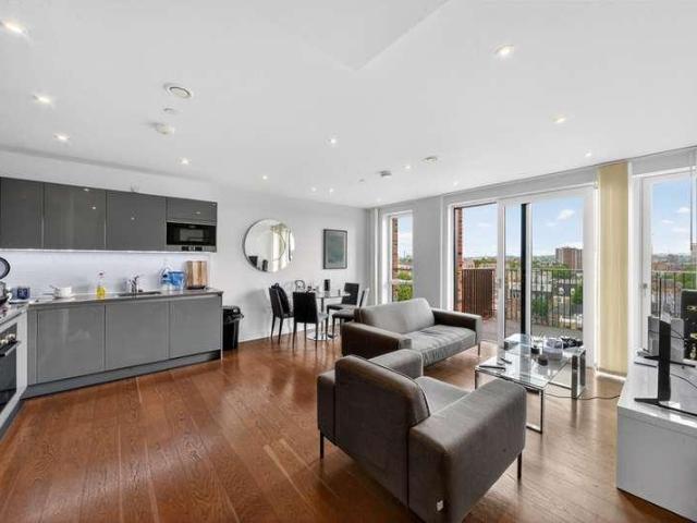 Flat for sale in Walworth, Greater London