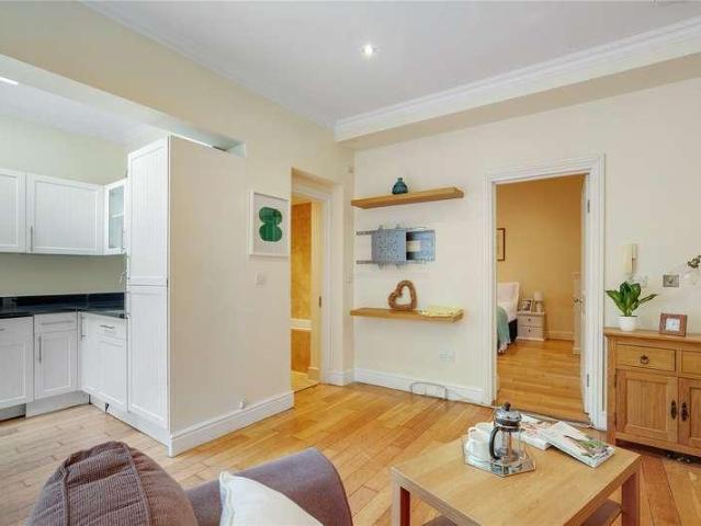 Flat for sale in Clapham Junction, Greater London