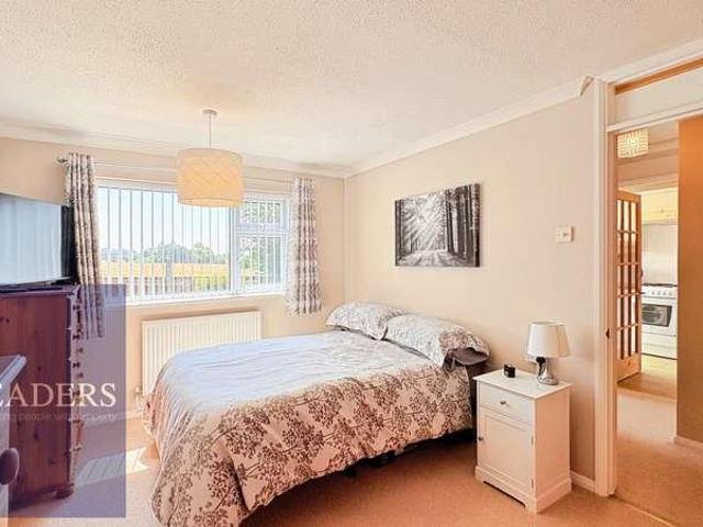 Flat for sale in Chipping Hill, Essex