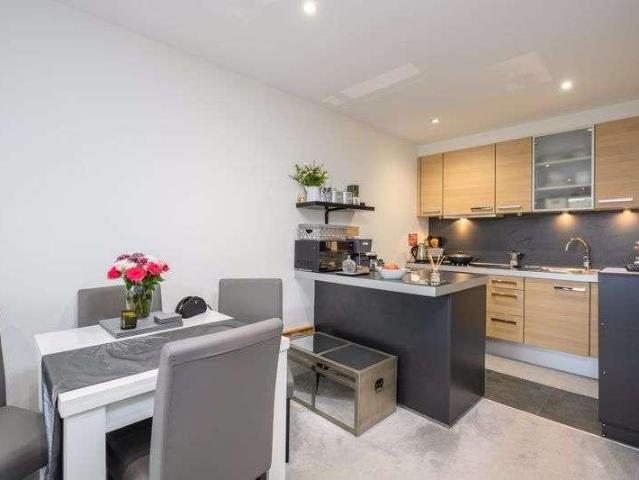 Flat for sale in Elmbridge, Surrey