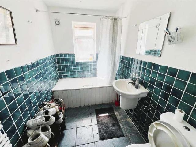 Flat for sale in London Borough of Hounslow, Greater London