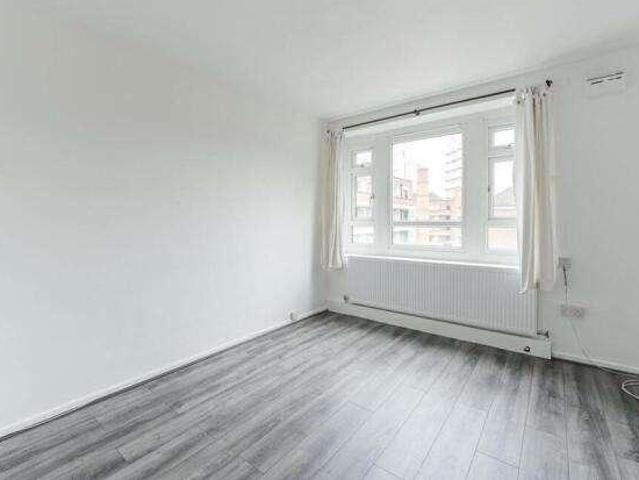 Flat for sale in Stockwell, Greater London