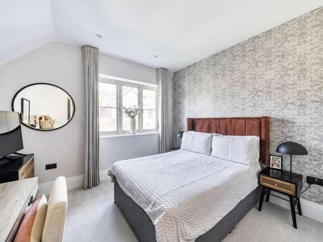 Flat for sale in Bushey Heath, Hertfordshire