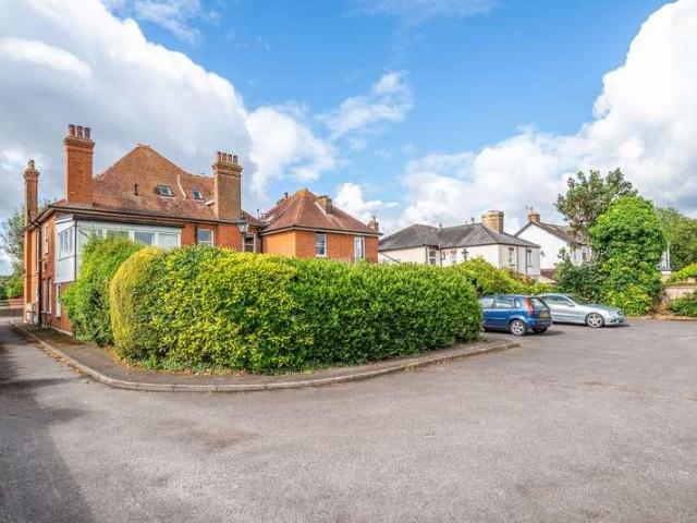 Flat for sale in Lower Halliford, Surrey
