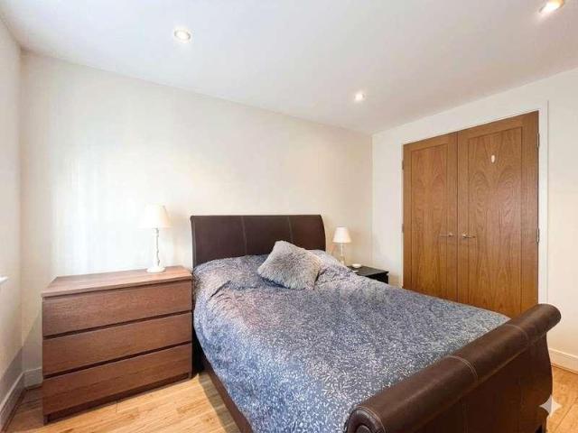 Flat for sale in Heol-las, Surrey