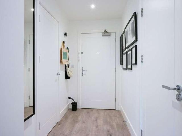Flat for sale in Oxted, Hillview