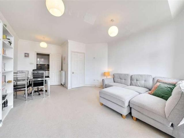 Flat for sale in Battersea, Greater London