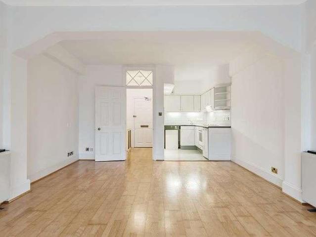 Flat for sale in Vauxhall, Greater London