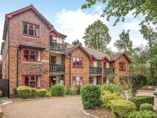 Flat for sale in Woodcote, Epsom