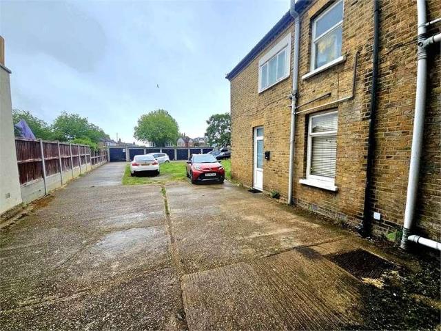 Flat for sale in Milton, Alton Barnes