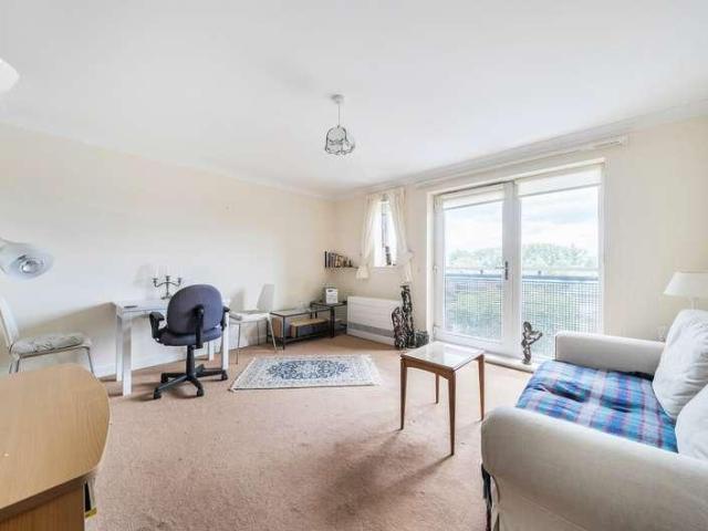 Flat for sale in Tewkesbury, Pamington