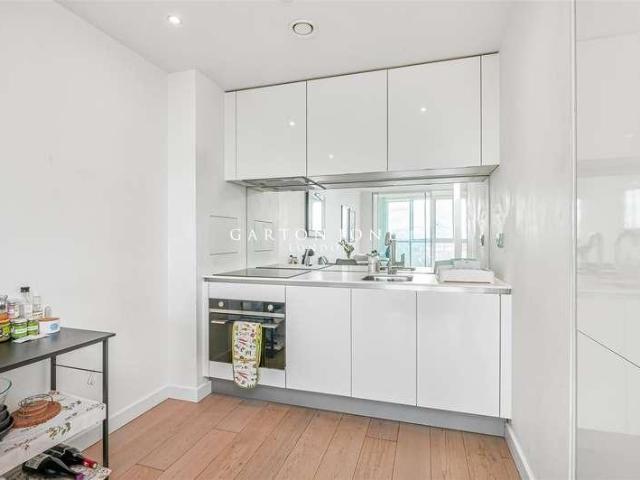 Flat for sale in Vauxhall, Greater London