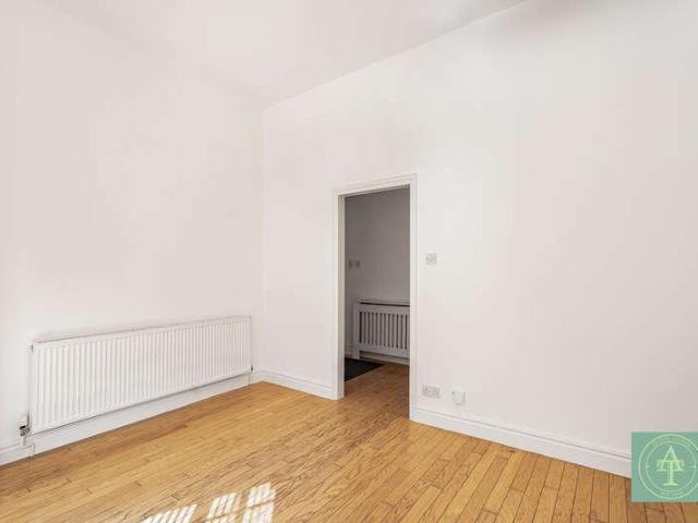 Flat for sale in Winchmore Hill, Palmers Green