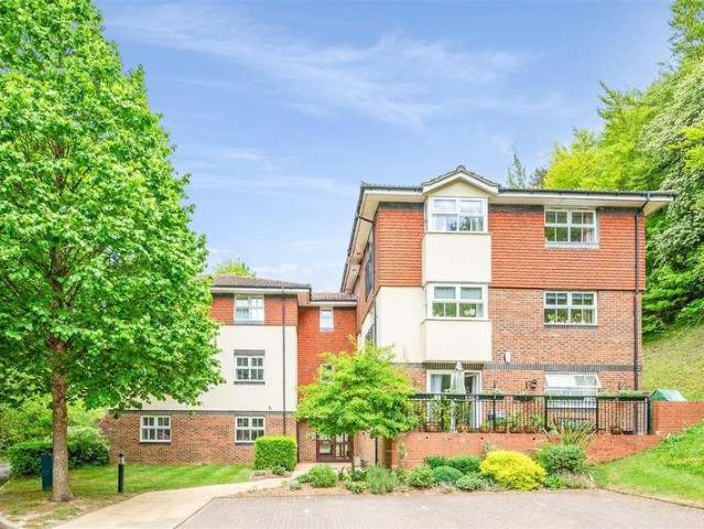 Flat for sale in Red Hill, Surrey