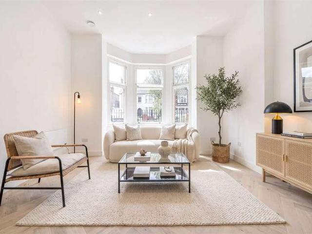 Flat for sale in London Borough of Ealing, Greater London