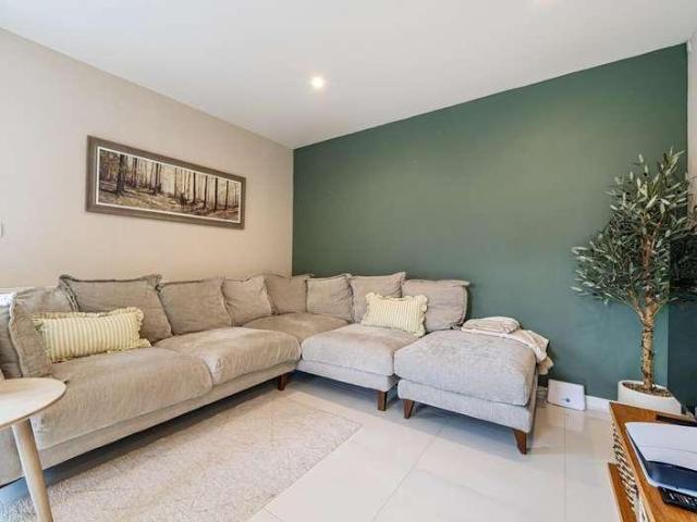 Flat for sale in West Finchley, Greater London