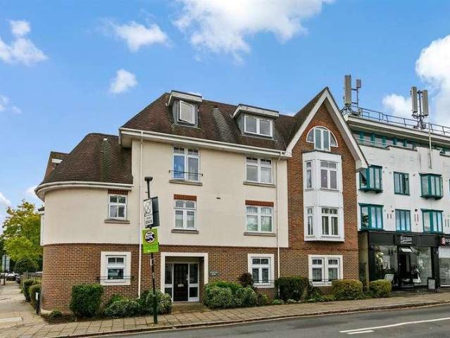 Flat for sale in Strawberry Hill, Greater London