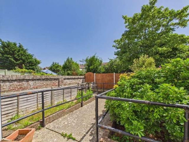 Flat for sale in West Worthing, Worthing