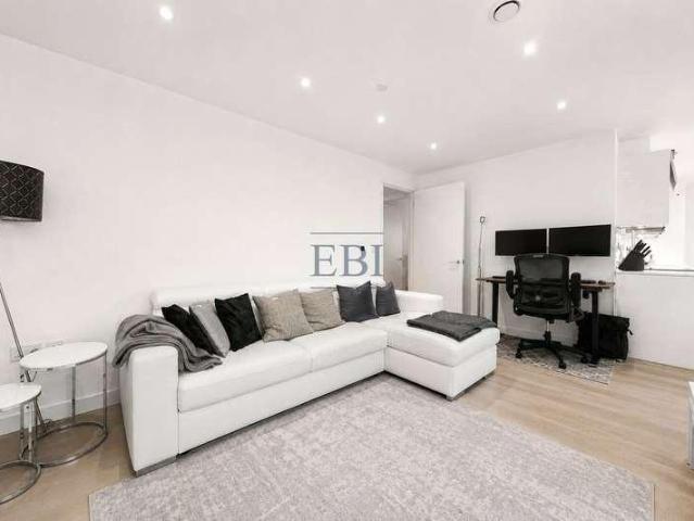 Flat for sale in Isle Of Dogs, Greater London