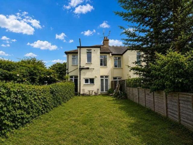 Flat for sale in Alton Barnes, Essex