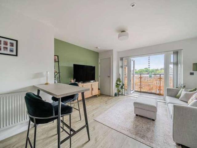 Flat for sale in Easthampstead, Bracknell