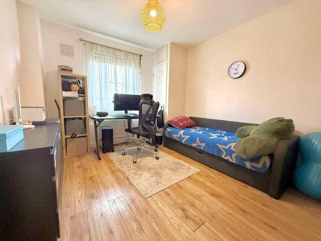 Flat for sale in Dunstable, Bedfordshire