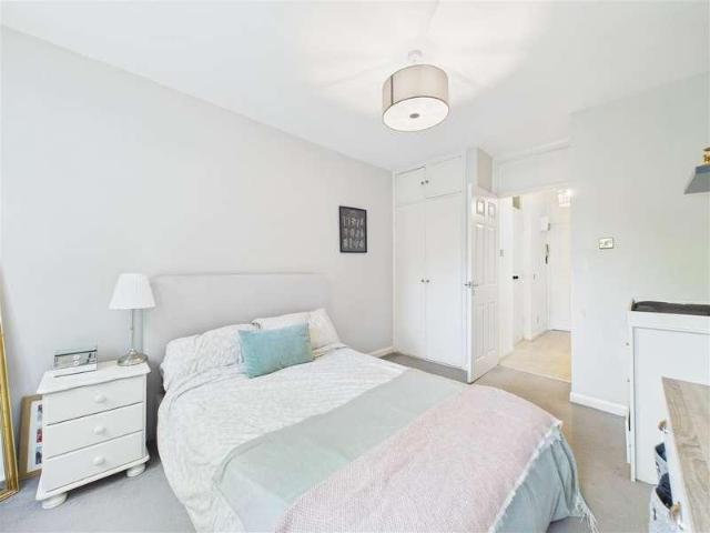 Flat for sale in Surbiton, Greater London