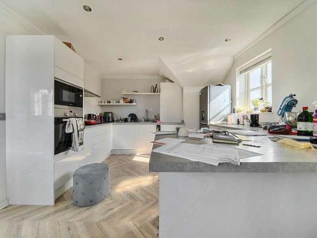 Flat for sale in Broom Hill, Greater London