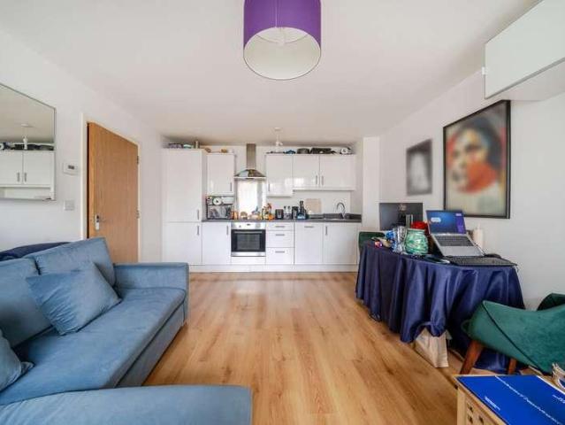 Flat for sale in Brentford, London Borough of Hounslow