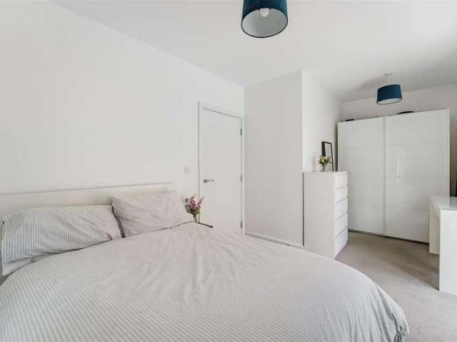 Flat for sale in London Borough of Merton, Collier's Wood
