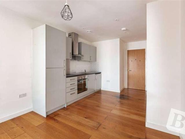 Flat for sale in Romford, Rush Green