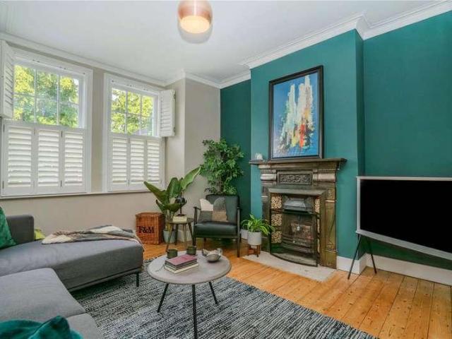 Flat for sale in Kew, Greater London