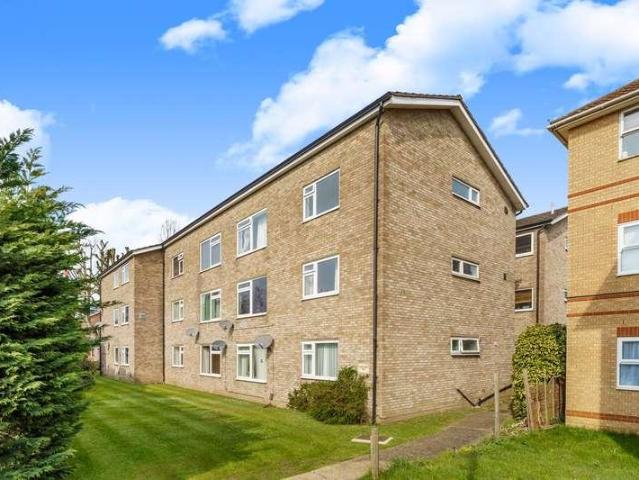 Flat for sale in Staines, Surrey