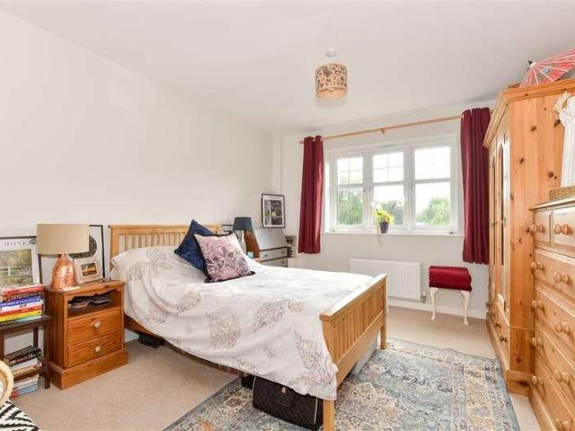 Flat for sale in Horsham, West Sussex